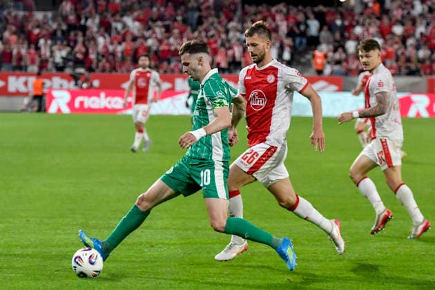 v. li. im Zweikampf Branimir Hrgota (Fuerth 10) Torben Müsel Muesel (Essen 26) 22.05.2026 ¢ Fussball ¢ Rot-Weiss Essen vs SpVgg Greuther Fuerth ¢ Relegation, Stadion Essen, Essen, DFB DFL REGULATIONS PROHIBIT ANY USE OF PHOTOGRAPHS AS IMAGE SEQUENCES AND OR QUASI-VIDEO