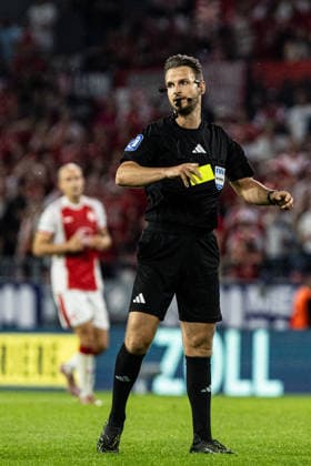2.Bundesliga, Relegation: Rot-Weiss Essen - SpVgg Greuther Fürth; 22.05.2026 Daniel Schlager (Schiedsrichter, Gernsbach), Gelbe Karte. 2.Bundesliga, Relegation: Rot-Weiss Essen - SpVgg Greuther Fürth; Stadion an der Hafenstraße, Essen; 22.05.2026 DFL DFB regulations prohibit any use of photographs as image sequences and or quasi video. Copyright: xBEAUTIFULxSPORTS Buriakovx