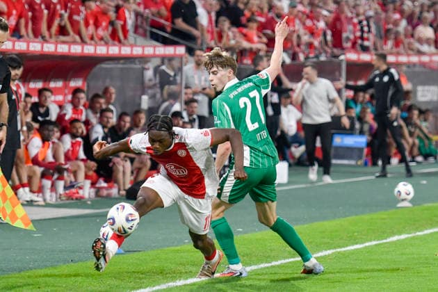v. li. im Zweikampf Dickson Abiama (Essen 11) Luca Itter (Fuerth 27) 22.05.2026 ¢ Fussball ¢ Rot-Weiss Essen vs SpVgg Greuther Fuerth ¢ Relegation, Stadion Essen, Essen, DFB DFL REGULATIONS PROHIBIT ANY USE OF PHOTOGRAPHS AS IMAGE SEQUENCES AND OR QUASI-VIDEO
