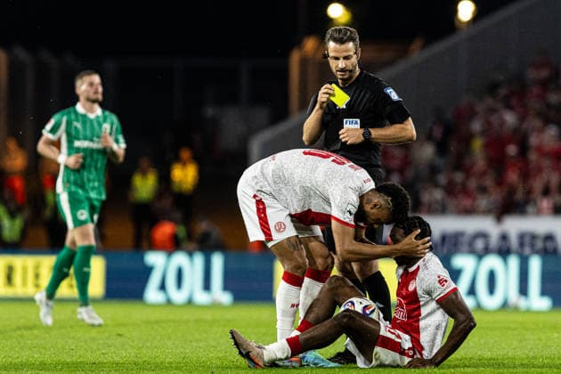 2.Bundesliga, Relegation: Rot-Weiss Essen - SpVgg Greuther Fürth; 22.05.2026 Ruben Reisig (Rot-Weiss Essen, 16), Abiama Dickson (Rot-Weiss Essen, 11), Daniel Schlager (Schiedsrichter, Gernsbach) 2.Bundesliga, Relegation: Rot-Weiss Essen - SpVgg Greuther Fürth; Stadion an der Hafenstraße, Essen; 22.05.2026 DFL DFB regulations prohibit any use of photographs as image sequences and or quasi video. Copyright: xBEAUTIFULxSPORTS Buriakovx