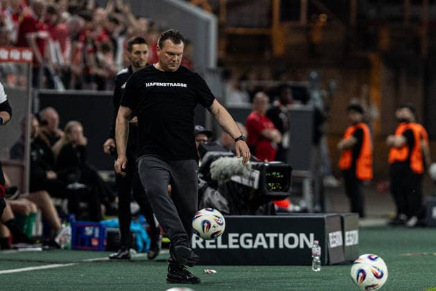 2.Bundesliga, Relegation: Rot-Weiss Essen - SpVgg Greuther Fürth; 22.05.2026 Uwe Koschinat (Rot-Weiss Essen, Cheftrainer) mit dem Ball 2.Bundesliga, Relegation: Rot-Weiss Essen - SpVgg Greuther Fürth; Stadion an der Hafenstraße, Essen; 22.05.2026 DFL DFB regulations prohibit any use of photographs as image sequences and or quasi video. Copyright: xBEAUTIFULxSPORTS Buriakovx
