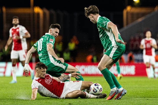 2.Bundesliga, Relegation: Rot-Weiss Essen - SpVgg Greuther Fürth; 22.05.2026 Jannik Hofmann (Rot-Weiss Essen, 37), Branimir Hrgota (SpVgg Greuther Fürth, 10), Luca Itter (SpVgg Greuther Fürth, 27) 2.Bundesliga, Relegation: Rot-Weiss Essen - SpVgg Greuther Fürth; Stadion an der Hafenstraße, Essen; 22.05.2026 DFL DFB regulations prohibit any use of photographs as image sequences and or quasi video. Copyright: xBEAUTIFULxSPORTS Buriakovx