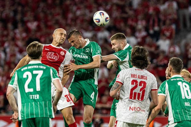 2.Bundesliga, Relegation: Rot-Weiss Essen - SpVgg Greuther Fürth; 22.05.2026 Tobias Kraulich (Rot-Weiss Essen, 33), Philipp Ziereis (SpVgg Greuther Fürth, 4) 2.Bundesliga, Relegation: Rot-Weiss Essen - SpVgg Greuther Fürth; Stadion an der Hafenstraße, Essen; 22.05.2026 DFL DFB regulations prohibit any use of photographs as image sequences and or quasi video. Copyright: xBEAUTIFULxSPORTS Buriakovx