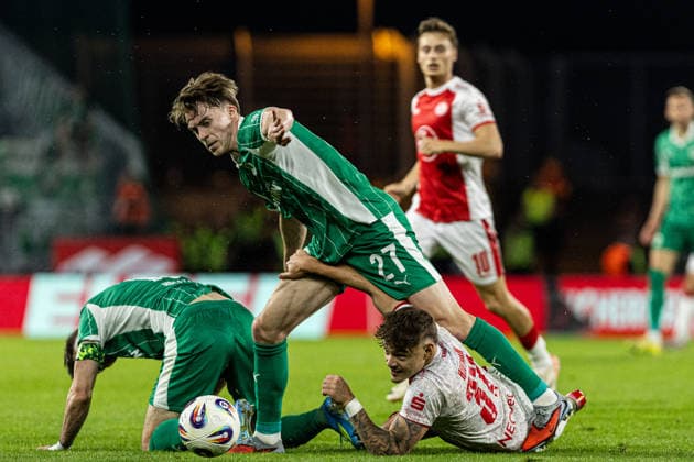 2.Bundesliga, Relegation: Rot-Weiss Essen - SpVgg Greuther Fürth; 22.05.2026 Jannik Hofmann (Rot-Weiss Essen, 37), Branimir Hrgota (SpVgg Greuther Fürth, 10), Luca Itter (SpVgg Greuther Fürth, 27) 2.Bundesliga, Relegation: Rot-Weiss Essen - SpVgg Greuther Fürth; Stadion an der Hafenstraße, Essen; 22.05.2026 DFL DFB regulations prohibit any use of photographs as image sequences and or quasi video. Copyright: xBEAUTIFULxSPORTS Buriakovx
