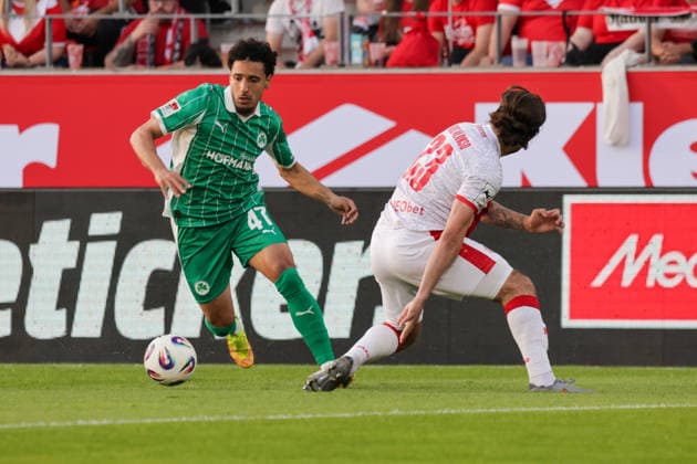 22.05.2026, xgrfx, Fussball 2.Bundesliga Relegation, Rot-Weiss Essen - SpVgg Greuther Fürth v.l Sayfalla Ltaief (Greuther Fürth), Jose-Enrique Rios Alonso (Rot-Weiß Essen) (DFL DFB REGULATIONS PROHIBIT ANY USE OF PHOTOGRAPHS as IMAGE SEQUENCES and or QUASI-VIDEO) Essen