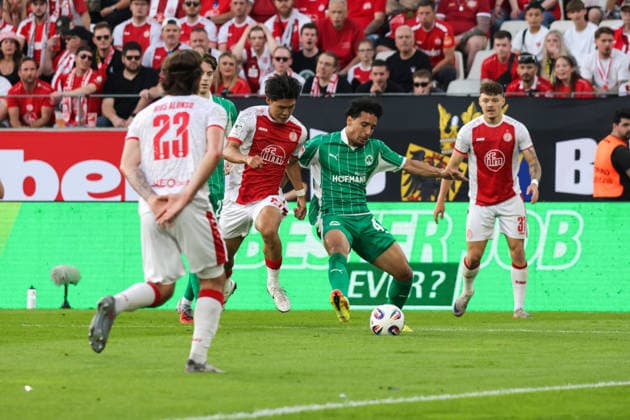 22.05.2026, xgrfx, Fussball 2.Bundesliga Relegation, Rot-Weiss Essen - SpVgg Greuther Fürth v.l Kaito Mizuta (Rot-Weiß Essen), Sayfallah Ltaief (Greuther Fürth) (DFL DFB REGULATIONS PROHIBIT ANY USE OF PHOTOGRAPHS as IMAGE SEQUENCES and or QUASI-VIDEO) Essen