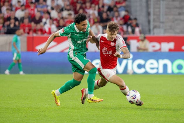 22.05.2026, xgrfx, Fussball 2.Bundesliga Relegation, Rot-Weiss Essen - SpVgg Greuther Fürth v.l Sayfallah Ltaief (Greuther Fürth), Jannik Hofmann (Rot-Weiß Essen) (DFL DFB REGULATIONS PROHIBIT ANY USE OF PHOTOGRAPHS as IMAGE SEQUENCES and or QUASI-VIDEO) Essen
