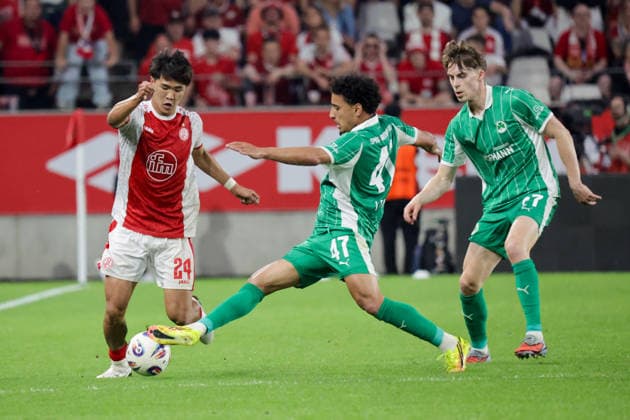 22.05.2026, xgrfx, Fussball 2.Bundesliga Relegation, Rot-Weiss Essen - SpVgg Greuther Fürth v.l Kaito Mizuta (Rot-Weiß Essen), Sayfallah Ltaief (Greuther Fürth) (DFL DFB REGULATIONS PROHIBIT ANY USE OF PHOTOGRAPHS as IMAGE SEQUENCES and or QUASI-VIDEO) Essen