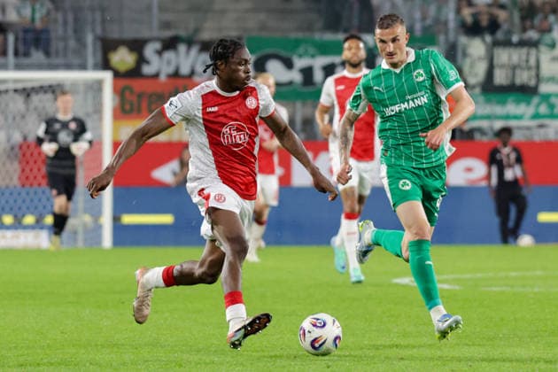 22.05.2026, xgrfx, Fussball 2.Bundesliga Relegation, Rot-Weiss Essen - SpVgg Greuther Fürth v.l Dickson Abiama (Rot-Weiß Essen), Philipp Ziereis (Greuther Fürth) (DFL DFB REGULATIONS PROHIBIT ANY USE OF PHOTOGRAPHS as IMAGE SEQUENCES and or QUASI-VIDEO) Essen