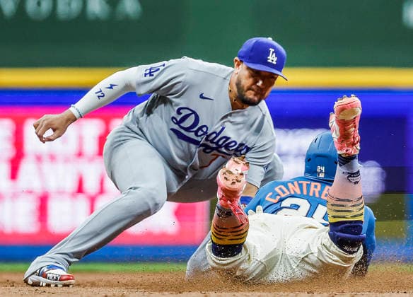 Los Angeles Dodgers shortstop Miguel Rojas tags out Milwaukee Brewers catcher William Contreras on a steal attempt in the seventh inning of the MLB, Baseball Herren, USA game between the Los Angeles Dodgers and the Milwaukee Brewers at American Family Field in Milwaukee, Wisconsin on Friday, May 22, 2026.  MIL20260522843 TANNENxMAURY
