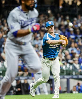 Milwaukee Brewers starting pitcher Logan Henderson (R) throws out Los Angeles Dodgers left fielder Teoscar Hernandez (L) in the third inning of the MLB, Baseball Herren, USA game between the Los Angeles Dodgers and the Milwaukee Brewers at American Family Field in Milwaukee, Wisconsin on Friday, May 22, 2026.  MIL20260522828 TANNENxMAURY