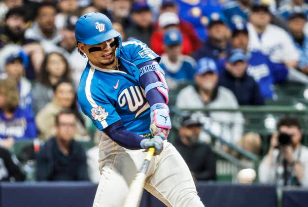 Milwaukee Brewers catcher William Contreras hits a three run home run in the first inning of the MLB, Baseball Herren, USA game between the Los Angeles Dodgers and the Milwaukee Brewers at American Family Field in Milwaukee, Wisconsin on Friday, May 22, 2026.  MIL20260522812 TANNENxMAURY