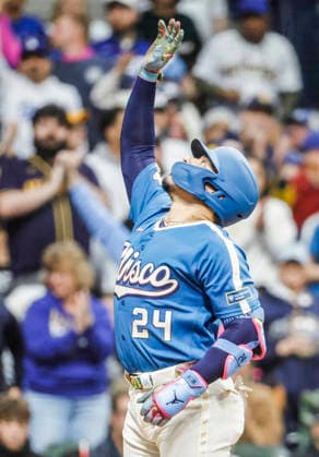 Milwaukee Brewers catcher William Contreras reacts as he hits a three run home run in the first inning of the MLB, Baseball Herren, USA game between the Los Angeles Dodgers and the Milwaukee Brewers at American Family Field in Milwaukee, Wisconsin on Friday, May 22, 2026.  MIL20260522817 TANNENxMAURY