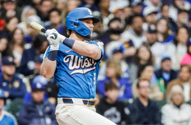 Milwaukee Brewers left fielder Jake Bauers hits a single in the first inning of the MLB, Baseball Herren, USA game between the Los Angeles Dodgers and the Milwaukee Brewers at American Family Field in Milwaukee, Wisconsin on Friday, May 22, 2026.  MIL20260522820 TANNENxMAURY