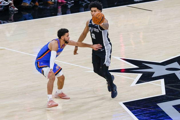 NBA, Basketball Herren, USA West Conference Finals Game 3 - Oklahoma City Thunder vs San Antonio Spurs San Antonio Spurs guard Dylan Harper (R) dribbles past Oklahoma City Thunder guard Ajay Mitchell (L) during Game 3 of the NBA Western Conference Finals between the San Antonio Spurs and the Oklahoma City Thunder in San Antonio, USA, 22 May 2026. San Antonio United States  Copyright: xADAMxDAVISx