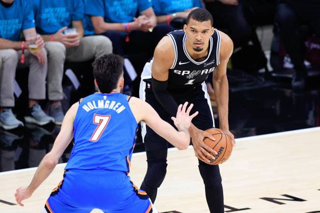 NBA, Basketball Herren, USA West Conference Finals Game 3 - Oklahoma City Thunder vs San Antonio Spurs San Antonio Spurs forward Victor Wembanyama (L) in action against Oklahoma City Thunder center Chet Holmgren (R) during Game 3 of the NBA Western Conference Finals between the San Antonio Spurs and the Oklahoma City Thunder in San Antonio, USA, 22 May 2026. San Antonio United States  Copyright: xADAMxDAVISx