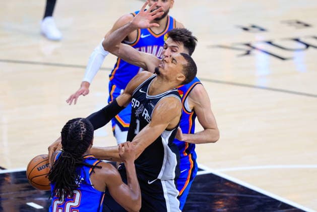 NBA, Basketball Herren, USA West Conference Finals Game 3 - Oklahoma City Thunder vs San Antonio Spurs San Antonio Spurs forward Victor Wembanyama (C) attempts a shot between Oklahoma City Thunder center Chet Holmgren (R) and guard Cason Wallace (L) during Game 3 of the NBA Western Conference Finals between the San Antonio Spurs and the Oklahoma City Thunder in San Antonio, USA, 22 May 2026. San Antonio United States  Copyright: xADAMxDAVISx