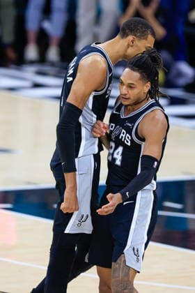 NBA, Basketball Herren, USA West Conference Finals Game 3 - Oklahoma City Thunder vs San Antonio Spurs San Antonio Spurs forward Victor Wembanyama (L) and guard Devin Vassell (R) react after a basket during Game 3 of the NBA Western Conference Finals between the San Antonio Spurs and the Oklahoma City Thunder in San Antonio, USA, 22 May 2026. San Antonio United States  Copyright: xADAMxDAVISx
