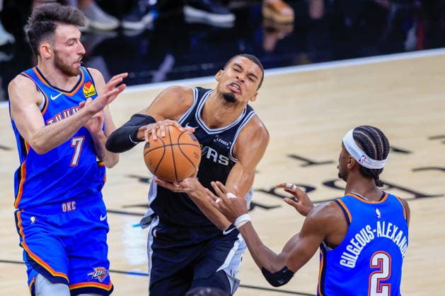 NBA, Basketball Herren, USA West Conference Finals Game 3 - Oklahoma City Thunder vs San Antonio Spurs San Antonio Spurs forward Victor Wembanyama (C) attempts a shot between Oklahoma City Thunder center Chet Holmgren (L) and guard Shai Gilgeous-Alexander (R) during Game 3 of the NBA Western Conference Finals between the San Antonio Spurs and the Oklahoma City Thunder in San Antonio, USA, 22 May 2026. San Antonio United States  Copyright: xADAMxDAVISx