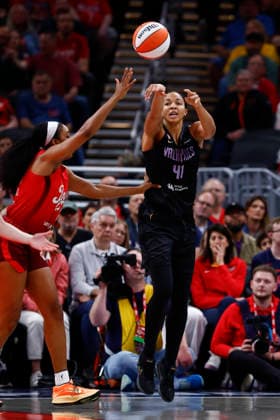 INDIANAPOLIS, IN - MAY 22: Golden State Valkyries center Kiah Stokes (41) throws a pass during a WNBA, Basketball Damen, USA game between the Golden State Valkyries and the Indiana Fever on May 22, 2026 at Gainbridge Fieldhouse in Indianapolis, IN. (Photo by Jeffrey Brown Icon Sportswire) WNBA: MAY 22 Golden State Valkyries at Indiana Fever EDITORIAL USE ONLY Icon052226002