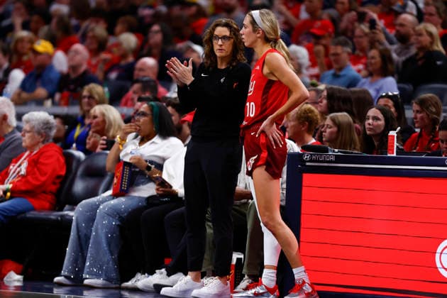 INDIANAPOLIS, IN - MAY 22: Indiana Fever head coach Stephanie White talks with Indiana Fever guard Lexie Hull (10) in the second half of play during a WNBA, Basketball Damen, USA game between the Golden State Valkyries and the Indiana Fever on May 22, 2026 at Gainbridge Fieldhouse in Indianapolis, IN. (Photo by Jeffrey Brown Icon Sportswire) WNBA: MAY 22 Golden State Valkyries at Indiana Fever EDITORIAL USE ONLY Icon052226007