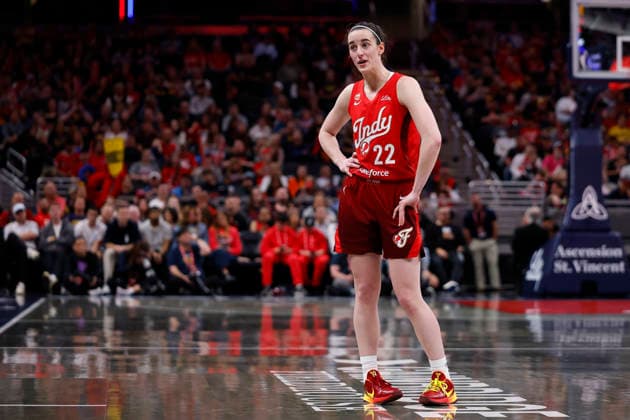 INDIANAPOLIS, IN - MAY 22: Indiana Fever guard Caitlin Clark (22) talks to the official during a WNBA, Basketball Damen, USA game between the Golden State Valkyries and the Indiana Fever on May 22, 2026 at Gainbridge Fieldhouse in Indianapolis, IN. (Photo by Jeffrey Brown Icon Sportswire) WNBA: MAY 22 Golden State Valkyries at Indiana Fever EDITORIAL USE ONLY Icon052226015