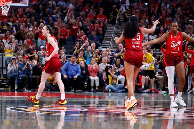 INDIANAPOLIS, IN - MAY 22: Indiana Fever guard Caitlin Clark (22) fires up the crowd in the first half of play during a WNBA, Basketball Damen, USA game between the Golden State Valkyries and the Indiana Fever on May 22, 2026 at Gainbridge Fieldhouse in Indianapolis, IN. (Photo by Jeffrey Brown Icon Sportswire) WNBA: MAY 22 Golden State Valkyries at Indiana Fever EDITORIAL USE ONLY Icon052226021