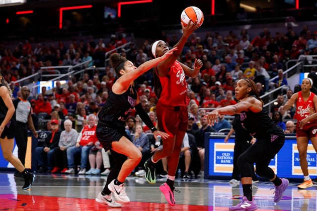 INDIANAPOLIS, IN - MAY 22: Indiana Fever guard Raven Johnson (3) drives to the basket and goes up with her shot in the first half of play during a WNBA, Basketball Damen, USA game between the Golden State Valkyries and the Indiana Fever on May 22, 2026 at Gainbridge Fieldhouse in Indianapolis, IN. (Photo by Jeffrey Brown Icon Sportswire) WNBA: MAY 22 Golden State Valkyries at Indiana Fever EDITORIAL USE ONLY Icon052226023