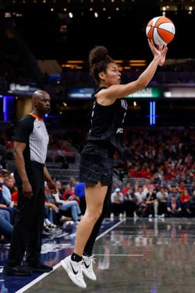 INDIANAPOLIS, IN - MAY 22: Golden State Valkyries guard Veronica Burton (22) knocks down the three pointer in the second half of play during a WNBA, Basketball Damen, USA game between the Golden State Valkyries and the Indiana Fever on May 22, 2026 at Gainbridge Fieldhouse in Indianapolis, IN. (Photo by Jeffrey Brown Icon Sportswire) WNBA: MAY 22 Golden State Valkyries at Indiana Fever EDITORIAL USE ONLY Icon052226035