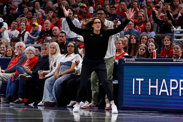 INDIANAPOLIS, IN - MAY 22: Indiana Fever head coach Stephanie White reacts to the no foul call in the second half of play during a WNBA, Basketball Damen, USA game between the Golden State Valkyries and the Indiana Fever on May 22, 2026 at Gainbridge Fieldhouse in Indianapolis, IN. (Photo by Jeffrey Brown Icon Sportswire) WNBA: MAY 22 Golden State Valkyries at Indiana Fever EDITORIAL USE ONLY Icon052226038