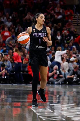 INDIANAPOLIS, IN - MAY 22: Golden State Valkyries forward Gabby Williams (1) brings the ball up court in the second half of play during a WNBA, Basketball Damen, USA game between the Golden State Valkyries and the Indiana Fever on May 22, 2026 at Gainbridge Fieldhouse in Indianapolis, IN. (Photo by Jeffrey Brown Icon Sportswire) WNBA: MAY 22 Golden State Valkyries at Indiana Fever EDITORIAL USE ONLY Icon052226040