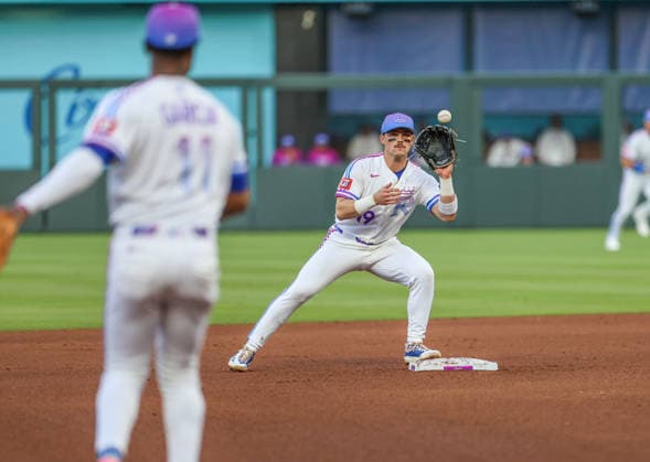 MLB, Baseball Herren, USA 2026: Mariners Vs Royals May 22 MAY 22, 2026: Kansas City Royals infielder Michael Massey (19) fields a throw to start a double play in the 5th inning against the Seattle Mariners at Kauffman Stadium in Kansas City, MO. Roman Puno CSM (Credit Image: Â Roman Puno Cal Media) Kansas City Missouri United States EDITORIAL USE ONLY Copyright: xx ZUMA-20260522_zma_c04_056.jpg RomanxPunox csmphotothree491400