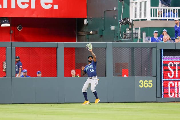 MLB, Baseball Herren, USA 2026: Mariners Vs Royals May 22 MAY 22, 2026: Seattle Mariners left fielder Randy Arozarena (56) catches a fly ball in the 6th inning against the Kansas City Royals at Kauffman Stadium in Kansas City, MO. Roman Puno CSM (Credit Image: Â Roman Puno Cal Media) Kansas City Missouri United States EDITORIAL USE ONLY Copyright: xx ZUMA-20260522_zma_c04_065.jpg RomanxPunox csmphotothree491403
