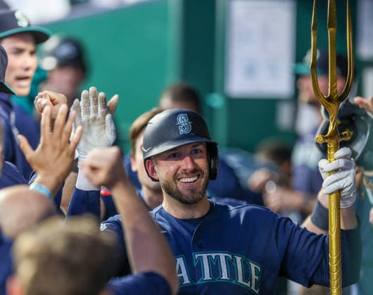 MLB, Baseball Herren, USA 2026: Mariners Vs Royals May 22 MAY 22, 2026: Seattle Mariners catcher Mitch Garver (18) celebrates in the dugout against the Kansas City Royals at Kauffman Stadium in Kansas City, MO. Roman Puno CSM (Credit Image: Â Roman Puno Cal Media) Kansas City Missouri United States EDITORIAL USE ONLY Copyright: xx ZUMA-20260522_zma_c04_072.jpg RomanxPunox csmphotothree491414