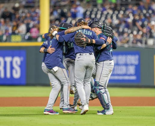 MAY 22, 2026: Seattle Mariners celebrates after a win against the Kansas City Royals at Kauffman Stadium in Kansas City, MO. CSM MLB, Baseball Herren, USA 2026: Mariners Vs Royals May 22  - ZUMAc04_ 20260522_zma_c04_059 Copyright: xRomanxPunox