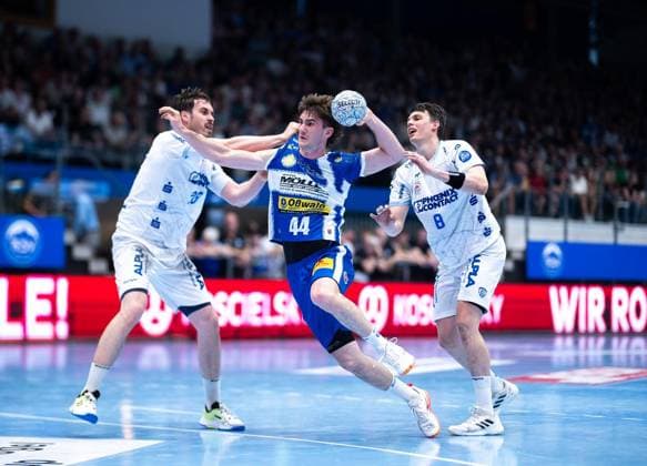 DAIKIN HBL HANDBALL HERREN 1. BL 32. SPIELTAG THSV EISENACH - TBV LEMGO LIPPE ** NUR FÜR REDAKTIONELLE ZWECKE ** EDITORIAL USE ONLY **<p>22 05 2026-Eisenach: DAIKIN HBL Handball 1. Bundesliga Herren Saison 2025 - 2026 32. Spieltag Werner Assmann Halle ThSV Eisenach - TBV Lemgo Lippe im Foto: Stephan Seitz 44 (ThSV Eisenach) im Zweikampf mit Hendrik Wagner 28 (TBV Lemgo Lippe) und Frederik Simak 8 (TBV Lemgo Lippe) ( Deutschland Thüringen Eisenach Copyright: SaschaxFromm