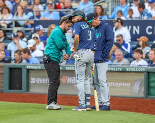 MAY 22, 2026: Seattle Mariners shortstop J.P. Crawford (3) is being tended to by the trainer and manager against the Kansas City Royals at Kauffman Stadium in Kansas City, MO. CSM MLB, Baseball Herren, USA 2026: Mariners Vs Royals May 22  - ZUMAc04_ 20260522_zma_c04_070 Copyright: xRomanxPunox