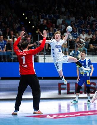 DAIKIN HBL HANDBALL HERREN 1. BL 32. SPIELTAG THSV EISENACH - TBV LEMGO LIPPE ** NUR FÜR REDAKTIONELLE ZWECKE ** EDITORIAL USE ONLY **<p>22 05 2026-Eisenach: DAIKIN HBL Handball 1. Bundesliga Herren Saison 2025 - 2026 32. Spieltag Werner Assmann Halle ThSV Eisenach - TBV Lemgo Lippe im Foto: Jarnes Faust 35 (TBV Lemgo Lippe) im Zweikampf mit Torhüter Matija Spikic 1 (ThSV Eisenach) ( Deutschland Thüringen Eisenach Copyright: SaschaxFromm