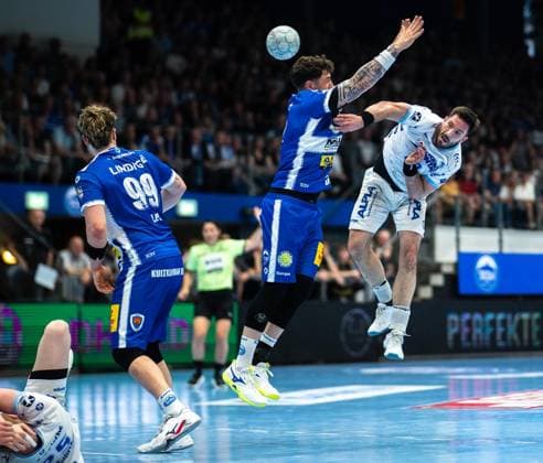 DAIKIN HBL HANDBALL HERREN 1. BL 32. SPIELTAG THSV EISENACH - TBV LEMGO LIPPE ** NUR FÜR REDAKTIONELLE ZWECKE ** EDITORIAL USE ONLY **<p>22 05 2026-Eisenach: DAIKIN HBL Handball 1. Bundesliga Herren Saison 2025 - 2026 32. Spieltag Werner Assmann Halle ThSV Eisenach - TBV Lemgo Lippe im Foto: Justin Kurch 52 (ThSV Eisenach) im Zweikampf mit Tim Suton 23 (TBV Lemgo Lippe) ( Deutschland Thüringen Eisenach Copyright: SaschaxFromm