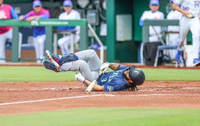 MAY 22, 2026: Seattle Mariners shortstop J.P. Crawford (3) reacts after fouling off a ball off his foot against the Kansas City Royals at Kauffman Stadium in Kansas City, MO. CSM Kansas City United States - ZUMAc04_ 20260522_zma_c04_053 Copyright: xRomanxPunox