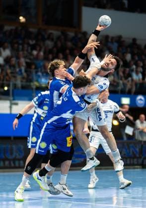 DAIKIN HBL HANDBALL HERREN 1. BL 32. SPIELTAG THSV EISENACH - TBV LEMGO LIPPE ** NUR FÜR REDAKTIONELLE ZWECKE ** EDITORIAL USE ONLY **<p>22 05 2026-Eisenach: DAIKIN HBL Handball 1. Bundesliga Herren Saison 2025 - 2026 32. Spieltag Werner Assmann Halle ThSV Eisenach - TBV Lemgo Lippe im Foto: Tim Suton 23 (TBV Lemgo Lippe) im Zweikampf mit Tillman Leu 99 (ThSV Eisenach) und Justin Kurch 52 (ThSV Eisenach) ( Deutschland Thüringen Eisenach Copyright: SaschaxFromm