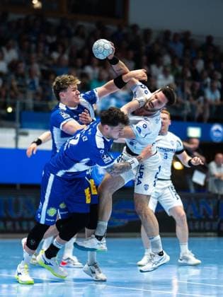 DAIKIN HBL HANDBALL HERREN 1. BL 32. SPIELTAG THSV EISENACH - TBV LEMGO LIPPE ** NUR FÜR REDAKTIONELLE ZWECKE ** EDITORIAL USE ONLY **<p>22 05 2026-Eisenach: DAIKIN HBL Handball 1. Bundesliga Herren Saison 2025 - 2026 32. Spieltag Werner Assmann Halle ThSV Eisenach - TBV Lemgo Lippe im Foto: Tim Suton 23 (TBV Lemgo Lippe) im Zweikampf mit Tillman Leu 99 (ThSV Eisenach) und Justin Kurch 52 (ThSV Eisenach) ( Deutschland Thüringen Eisenach Copyright: SaschaxFromm