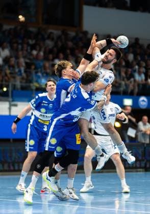DAIKIN HBL HANDBALL HERREN 1. BL 32. SPIELTAG THSV EISENACH - TBV LEMGO LIPPE ** NUR FÜR REDAKTIONELLE ZWECKE ** EDITORIAL USE ONLY **<p>22 05 2026-Eisenach: DAIKIN HBL Handball 1. Bundesliga Herren Saison 2025 - 2026 32. Spieltag Werner Assmann Halle ThSV Eisenach - TBV Lemgo Lippe im Foto: Tim Suton 23 (TBV Lemgo Lippe) im Zweikampf mit Tillman Leu 99 (ThSV Eisenach) und Justin Kurch 52 (ThSV Eisenach) ( Deutschland Thüringen Eisenach Copyright: SaschaxFromm