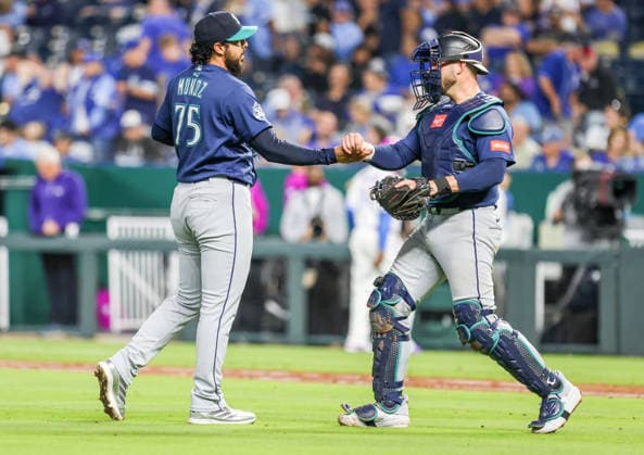 MAY 22, 2026: Seattle Mariners relief pitcher Andro s MuoÂ±oz (75) and Seattle Mariners catcher Mitch Garver (18) celebrates after a win against the Kansas City Royals at Kauffman Stadium in Kansas City, MO. CSM Kansas City United States - ZUMAc04_ 20260522_zma_c04_060 Copyright: xRomanxPunox
