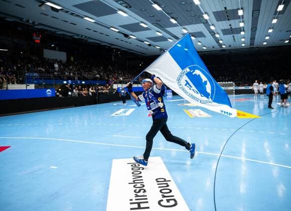 DAIKIN HBL HANDBALL HERREN 1. BL 32. SPIELTAG THSV EISENACH - TBV LEMGO LIPPE ** NUR FÜR REDAKTIONELLE ZWECKE ** EDITORIAL USE ONLY **<p>22 05 2026-Eisenach: DAIKIN HBL Handball 1. Bundesliga Herren Saison 2025 - 2026 32. Spieltag Werner Assmann Halle ThSV Eisenach - TBV Lemgo Lippe im Foto: Eisenach s Trommler Manolo , Volker Staer ( Deutschland Thüringen Eisenach Copyright: SaschaxFromm