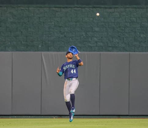MAY 22, 2026: Seattle Mariners center fielder Julio RodroÂ­guez (44) catches a fly ball in the 8th inning against the Kansas City Royals at Kauffman Stadium in Kansas City, MO. CSM Kansas City United States - ZUMAc04_ 20260522_zma_c04_066 Copyright: xRomanxPunox