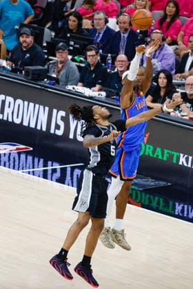 NBA, Basketball Herren, USA West Conference Finals Game 3 - Oklahoma City Thunder vs San Antonio Spurs Oklahoma City Thunder guard Shai Gilgeous-Alexander (R) takes a shot over San Antonio Spurs guard Stephon Castle (L) during Game 3 of the NBA Western Conference Finals between the San Antonio Spurs and the Oklahoma City Thunder in San Antonio, Texas, USA, 22 May 2026. San Antonio United States  Copyright: xADAMxDAVISx