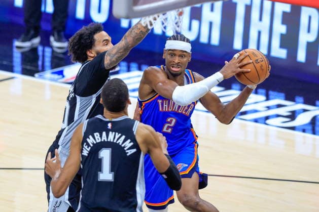 NBA, Basketball Herren, USA West Conference Finals Game 3 - Oklahoma City Thunder vs San Antonio Spurs Oklahoma City Thunder guard Shai Gilgeous-Alexander (R) makes a pass behind San Antonio Spurs forward Victor Wembanyama (C) and forward Julian Champagnie (L) during Game 3 of the NBA Western Conference Finals between the San Antonio Spurs and the Oklahoma City Thunder in San Antonio, Texas, USA, 22 May 2026. San Antonio United States  Copyright: xADAMxDAVISx