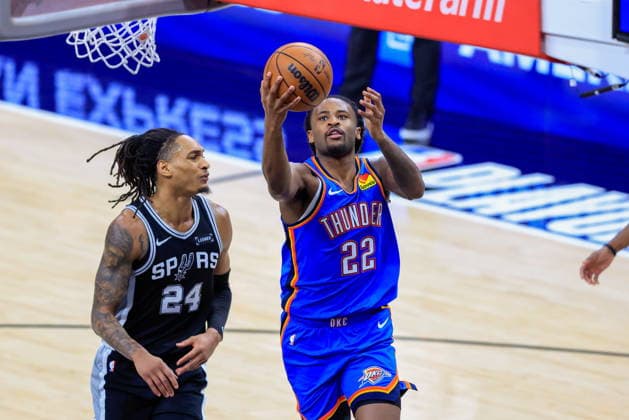 NBA, Basketball Herren, USA West Conference Finals Game 3 - Oklahoma City Thunder vs San Antonio Spurs Oklahoma City Thunder guard Cason Wallace (R) makes a layup past San Antonio Spurs guard Devin Vassell (L) during Game 3 of the NBA Western Conference Finals between the San Antonio Spurs and the Oklahoma City Thunder in San Antonio, Texas, USA, 22 May 2026. San Antonio United States  Copyright: xADAMxDAVISx