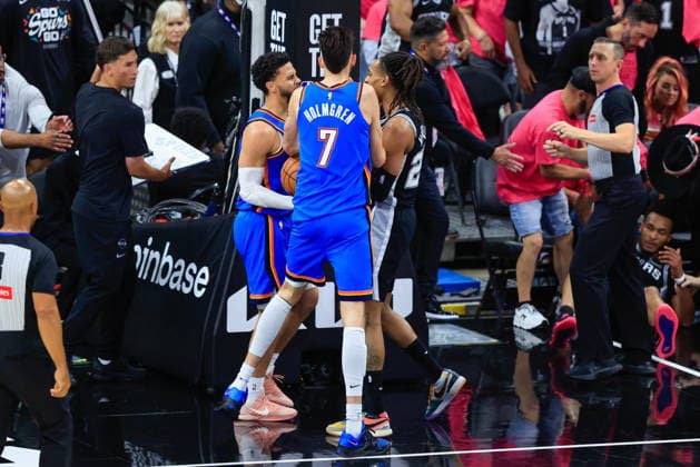 NBA, Basketball Herren, USA West Conference Finals Game 3 - Oklahoma City Thunder vs San Antonio Spurs Oklahoma City Thunder guard Ajay Mitchell (L), San Antonio Spurs guard Devin Vassell (C), and Oklahoma City Thunder center Chet Holmgren (R) push each other after a foul is called during Game 3 of the NBA Western Conference Finals between the San Antonio Spurs and the Oklahoma City Thunder in San Antonio, Texas, USA, 22 May 2026. San Antonio United States  Copyright: xADAMxDAVISx
